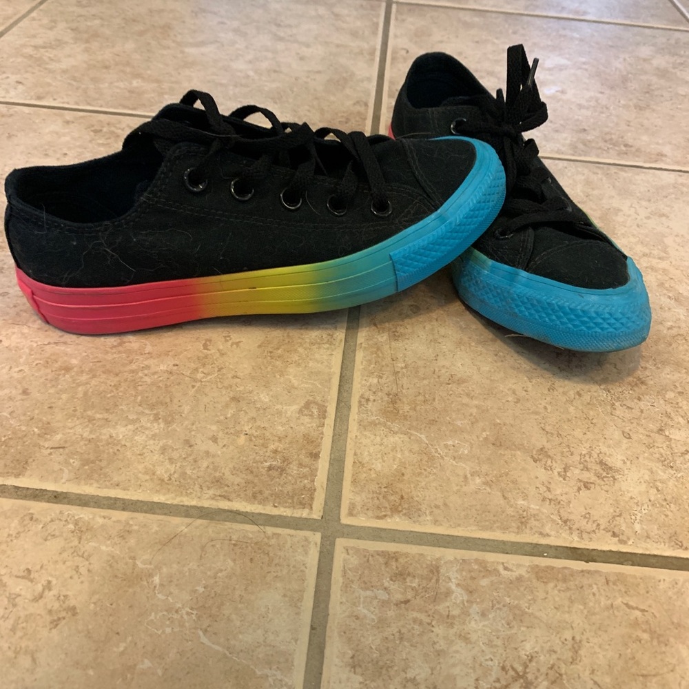 Sz 6 converse all star sneakers